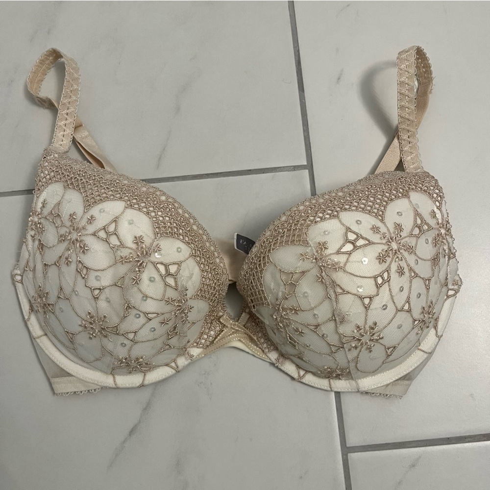 Gently worn Victoria’s Secret Angels Push up Bra 34D